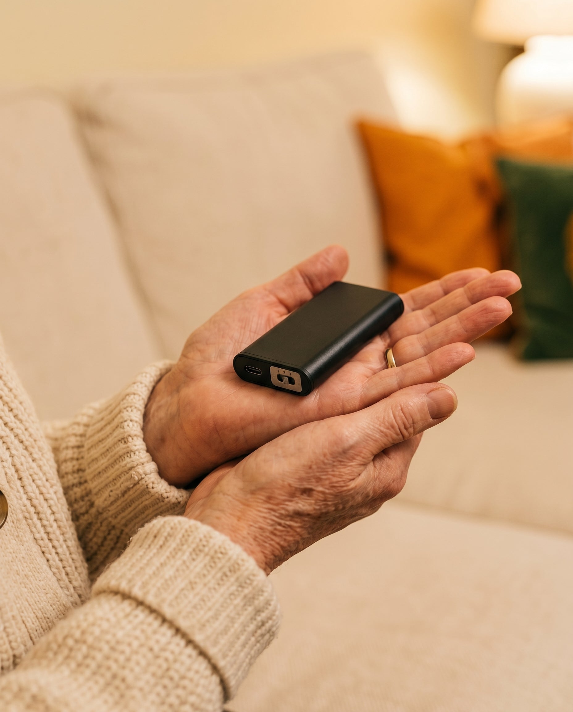 USB-C-Akku in der Hand